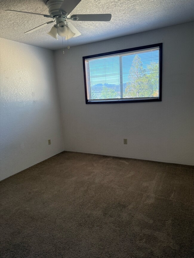 Building Photo - 1036 NE Barager Ave