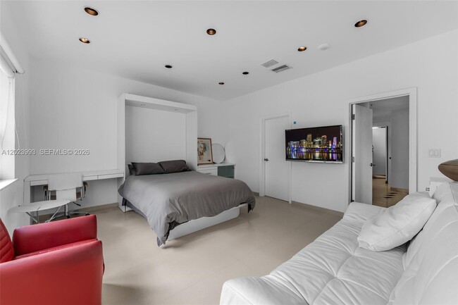 Building Photo - 4925 Collins Ave