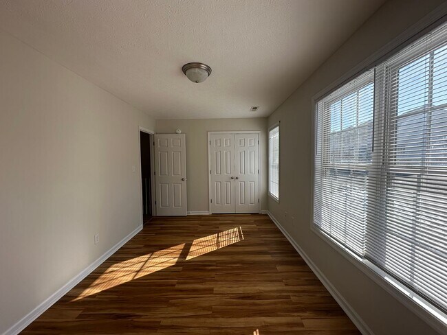 Building Photo - 3-bedroom, 3.5-bathroom nestled in Wyndhurst VA.