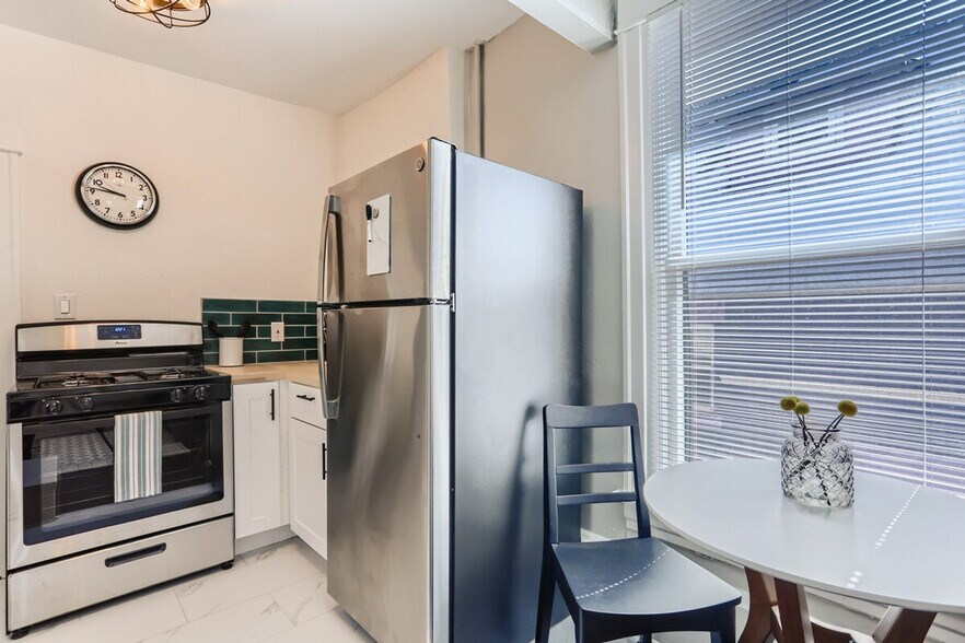 Building Photo - 1240 York St