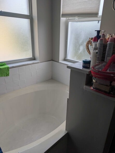 Building Photo - 9748 NW 1st Mnr