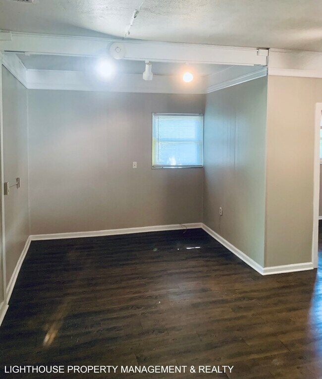 Building Photo - Large 4 Bed/2 Bath House with Carport & Fe...