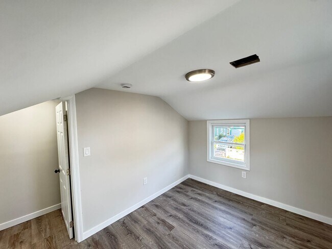 Building Photo - BRAND NEW RENOVATION! Modern 3BR Single Fa...