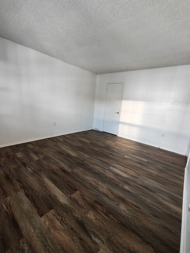 Building Photo - Charming 2-Bedroom Home in an Unbeatable L...