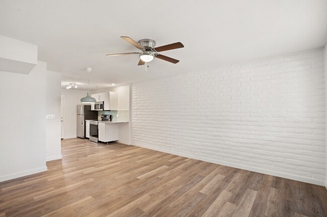 Building Photo - Beautiful 2 bedroom with private backyard