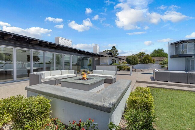 Building Photo - Mid-century modern home in Arcadia with pr...