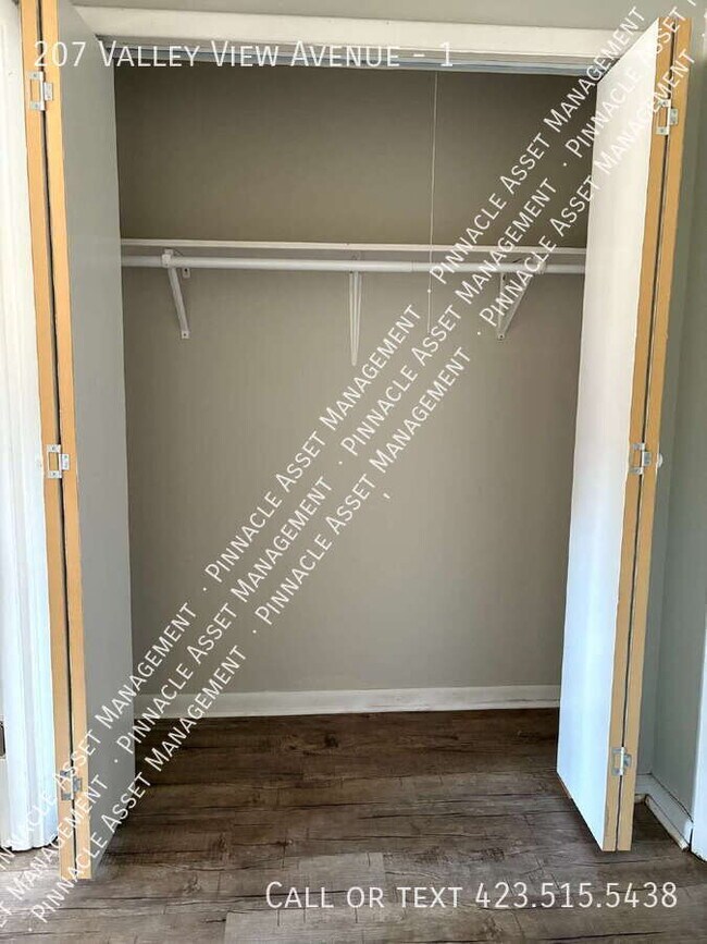 Building Photo - 207 Valley View Ave