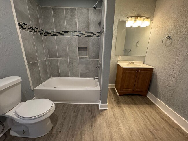 Building Photo - Fountain Square 3 Bed 1.5 Bath