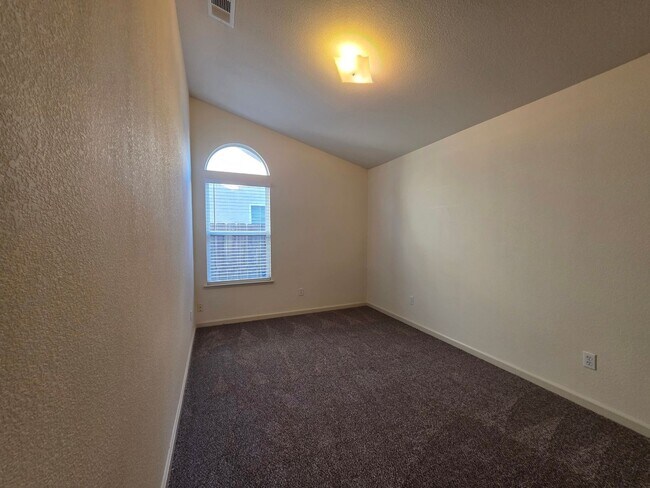 Building Photo - Single story home near CSU Stanislaus!