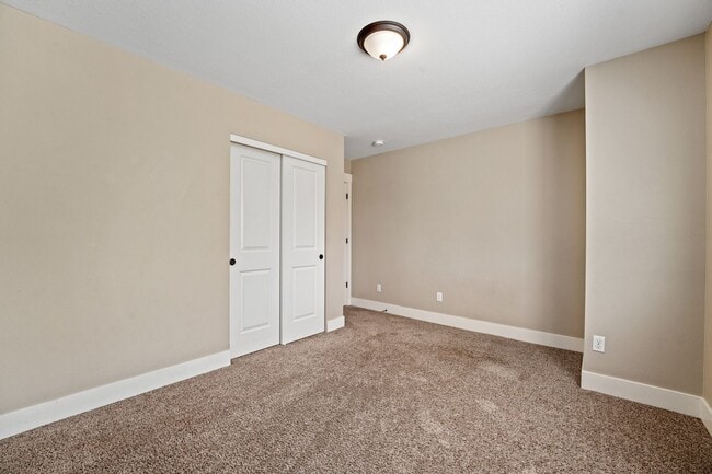 Building Photo - Close proximity to Old Mill District and downtown
