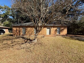 Building Photo - ** 3 Bed 2 Bath located off Woodley rd ** ...