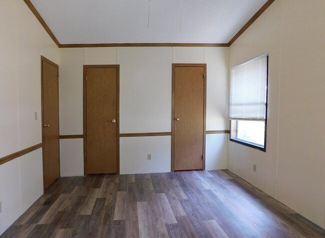 Building Photo - 20742 Meadowbrook Dr