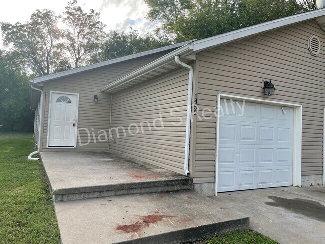 Building Photo - 3 Bedroom Duplex Available!