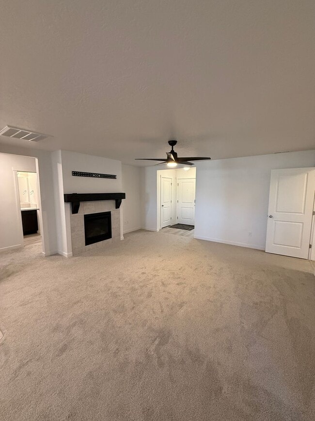 Building Photo - Half Off First Months Rent!- Unfurnished H...