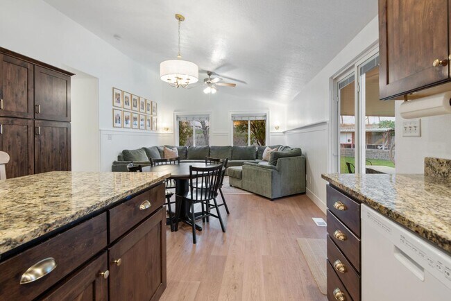 Building Photo - 2521 Apricot Pl