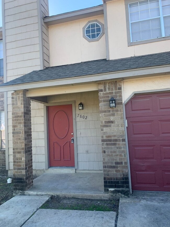 Building Photo - 3 bedroom 2 bath