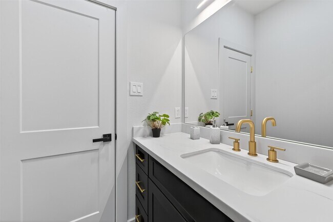 Building Photo - 975 Highland Lgt Ln