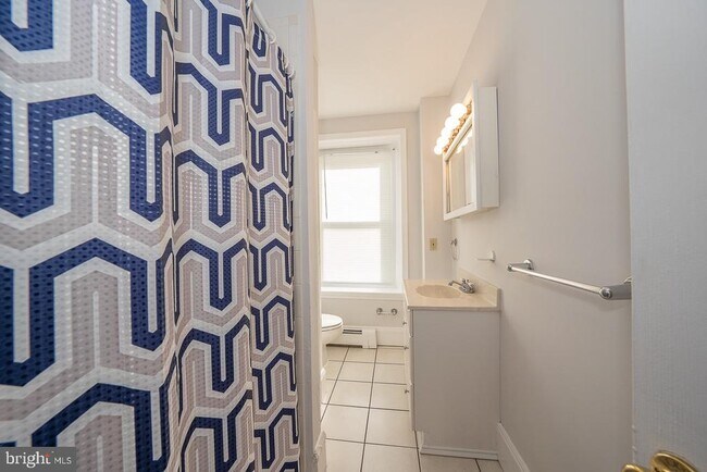 Building Photo - 217 Dupont St