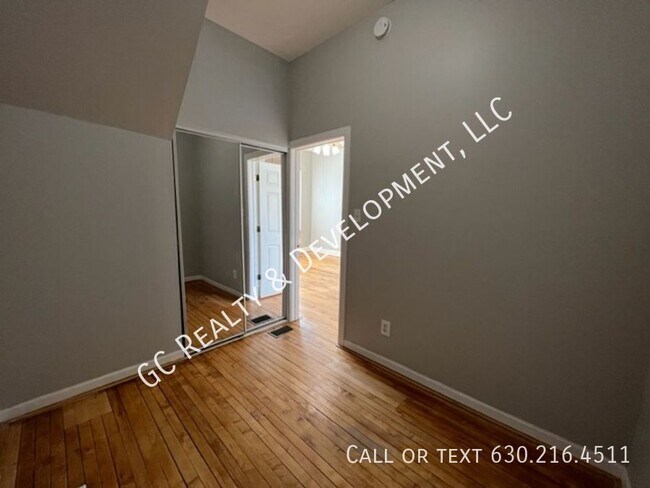 Building Photo - 2840 N Maplewood Ave