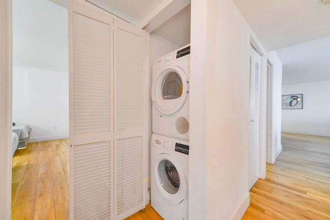 Building Photo - 1 SE 12th St