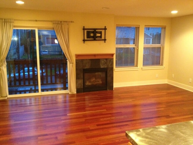 Building Photo - 3bd/2.25ba Seattle Home