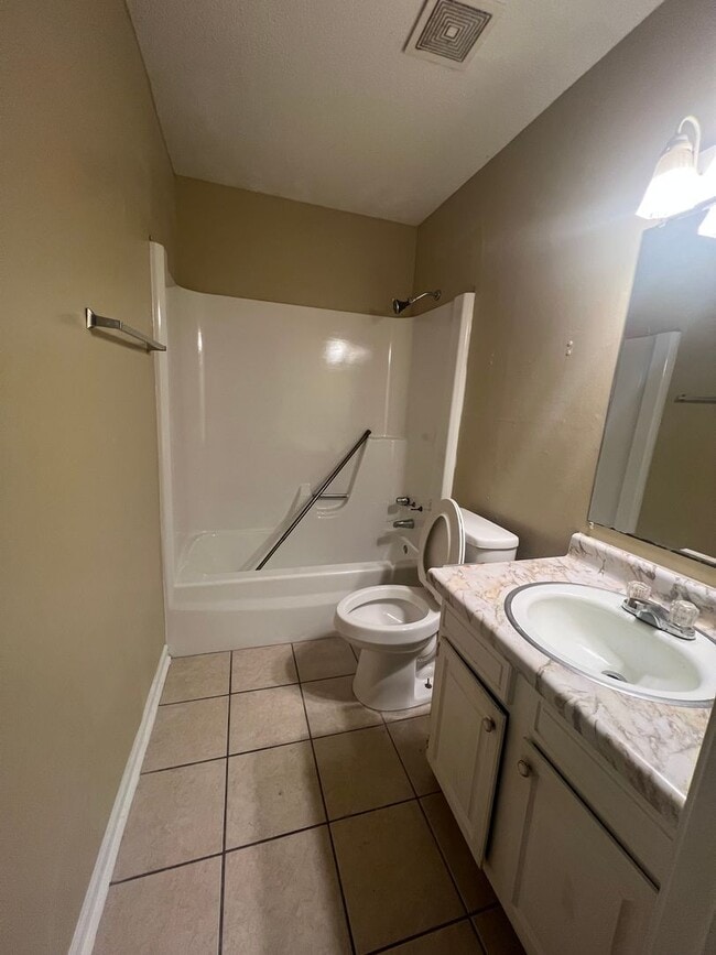 Building Photo - 2 Bedroom 1 Bathroom Duplex in Winterville!