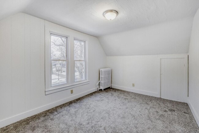 Building Photo - 595 Hawthorne Ave E