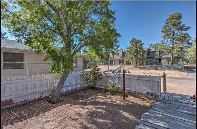 Building Photo - Renovated 2 bed / 1 bath with washer/dryer...