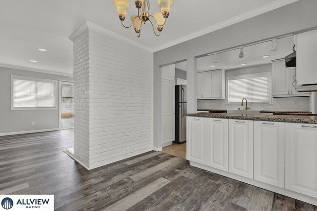 Building Photo - Charming & Light-Filled 3 Bed/2 Bath Home ...