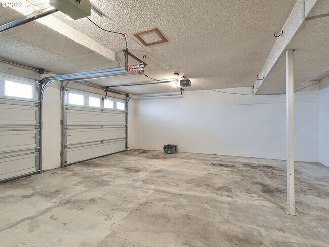 Building Photo - 6900 SE Riverside Dr