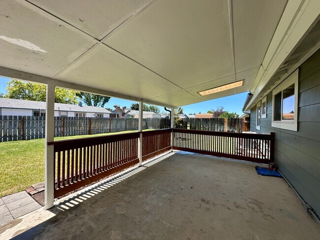 Building Photo - Pet-Friendly 4 Bedroom Home with Fenced Yard & Air Conditioning