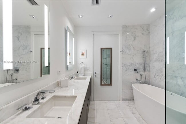 Building Photo - 1451 Brickell Ave