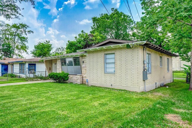 Building Photo - 4440 Castor St