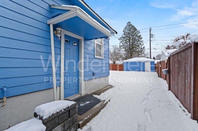 Building Photo - *MOVE IN SPECIAL * 1ST FULL MONTH FREE* Great 3-Bedroom Home IN The Garland District