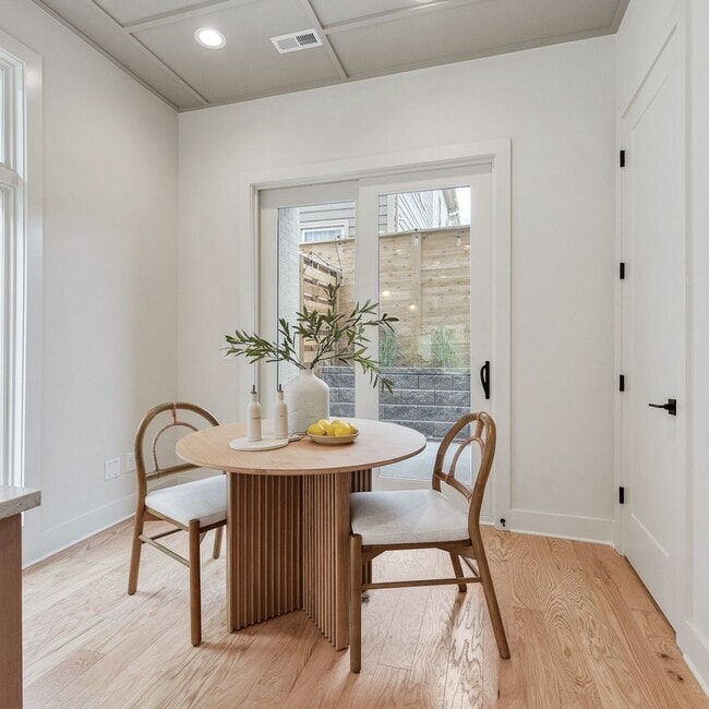 Building Photo - Stunning End Unit Townhome in Salemtown