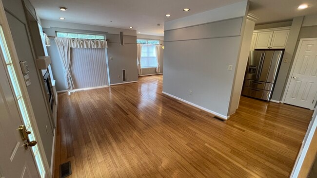 Building Photo - 202 Dresher Woods Dr