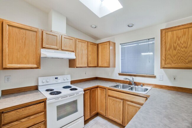 Building Photo - Spacious 5BD 2.5BA