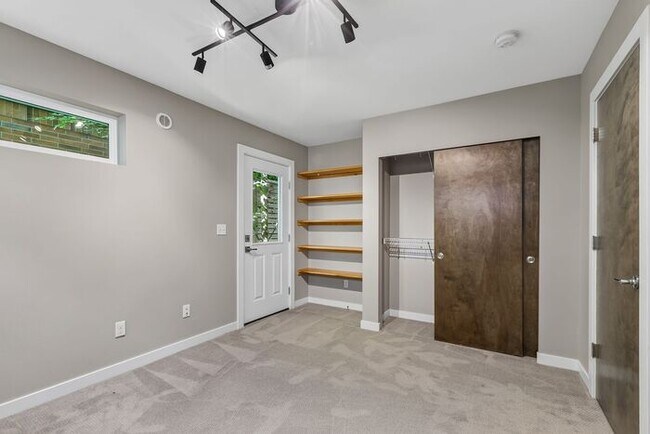 Building Photo - Trendy West Seattle Townhome w/Air Conditioning and Rooftop Deck