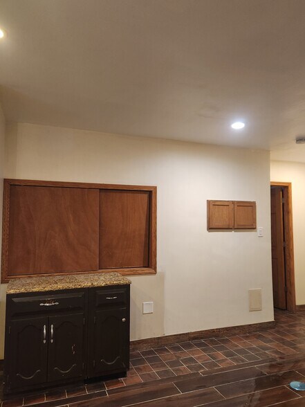 Building Photo - 6110 N Mozart St