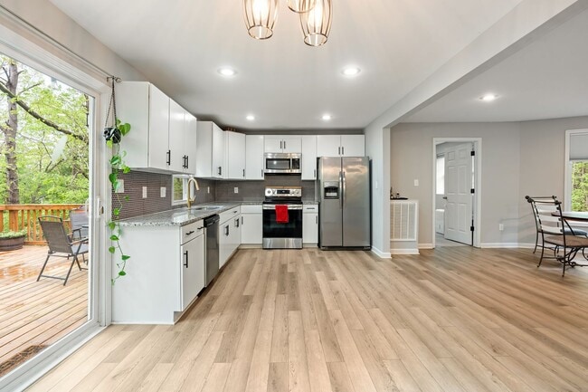 Building Photo - Nature Lovers 3 Bed 2 Bath Chapel Hill Ranch Available early August