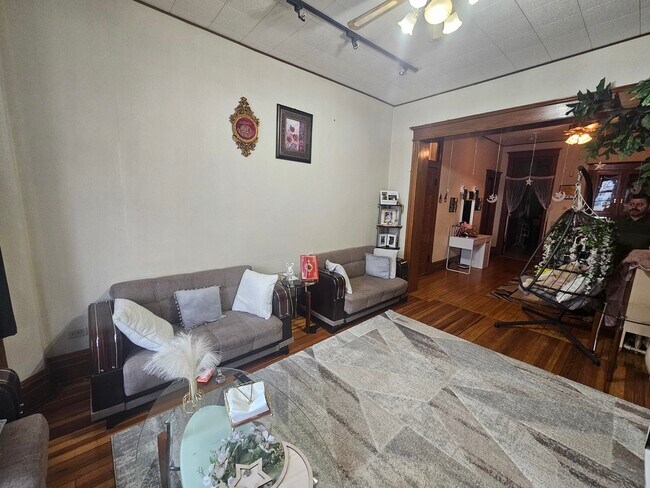 Building Photo - 1132 W Wrightwood Ave