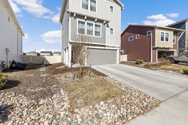 Building Photo - Spacious 3 Bed in Ventana – Open Layout, Fenced Backyard, Community Pool & Gym