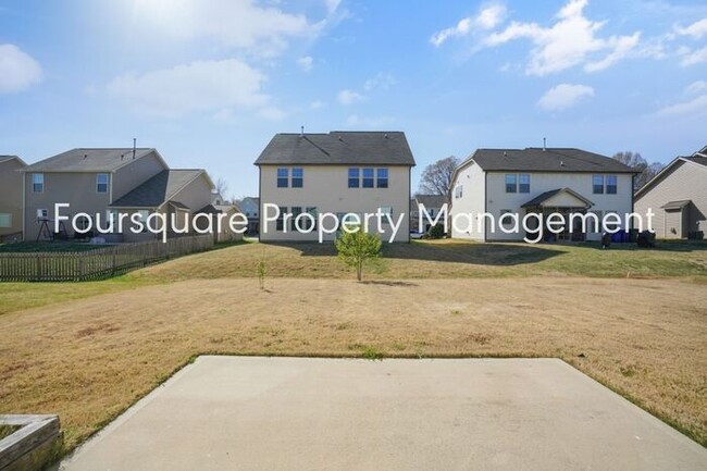 Building Photo - Spacious Single-Family Home with Open Floor Plan, Loft & Two-Car Garage – In the Popular Arrowhea...