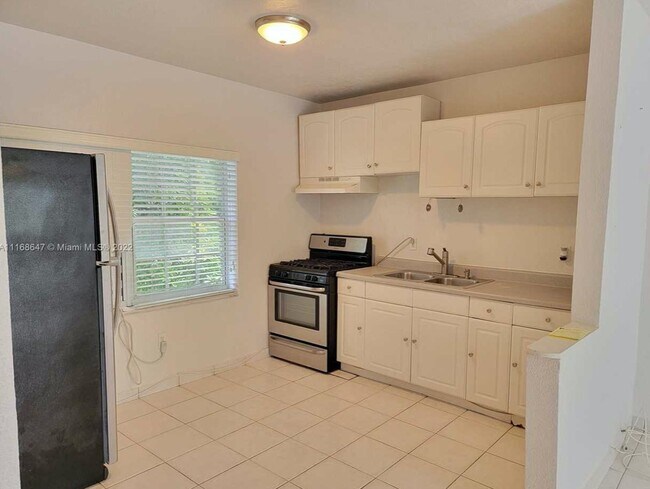 Building Photo - 555 SW 16th Ave