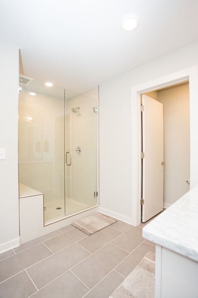 Building Photo - Beautifully Partially Furnished or Unfurni...