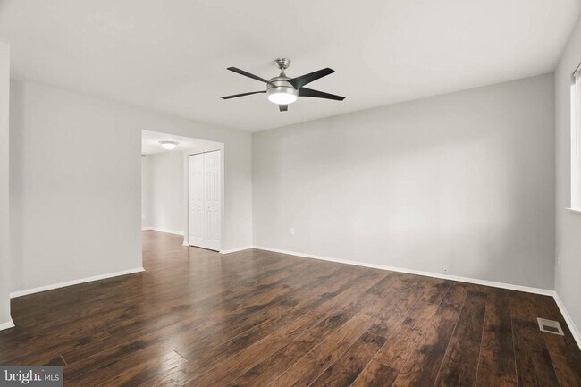 Building Photo - 1382 Almond Dr