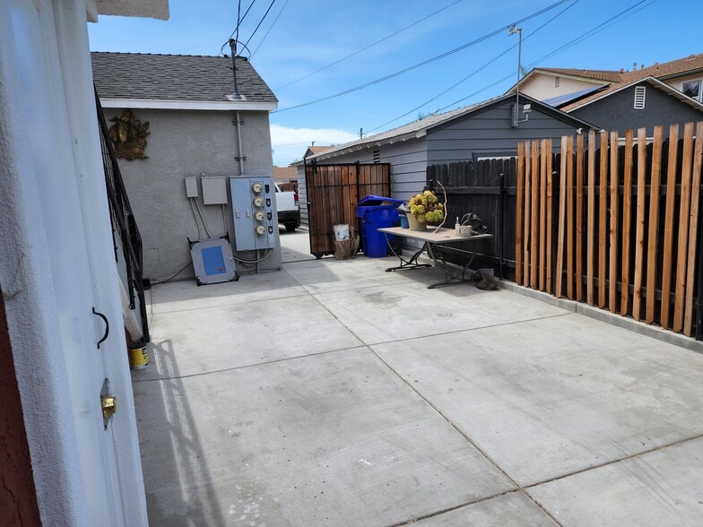 Building Photo - 3549 Highland Ave