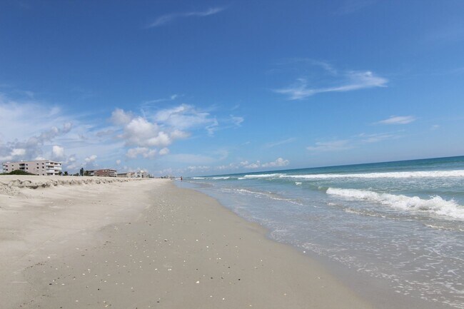 Building Photo - Gorgeous Furnished Direct Ocean Condo in Indialantic