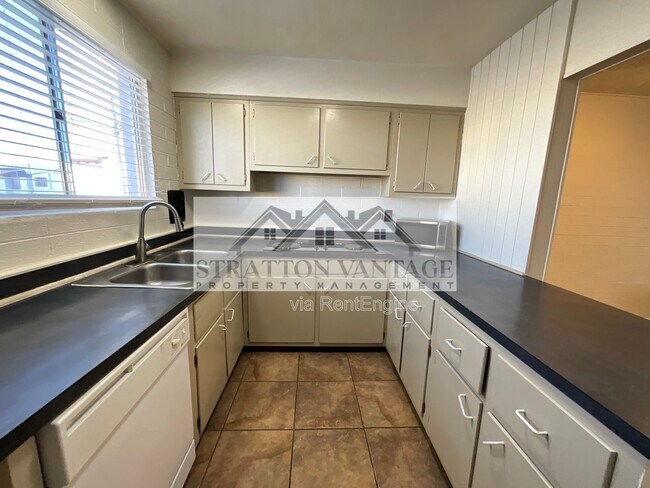 Building Photo - 6936 E 4th St