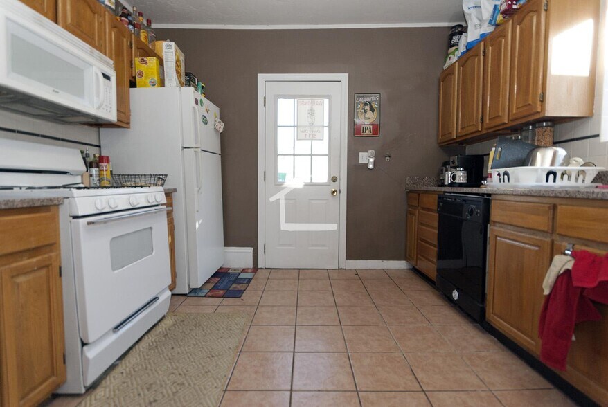 Building Photo - 86 Linden St